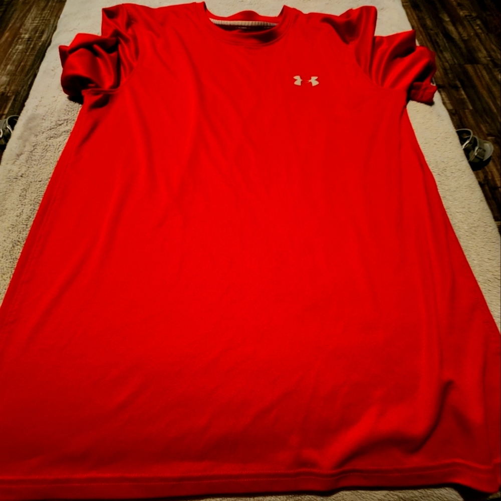2 Mens sz Sm short-sleeved UA heatgear shirts